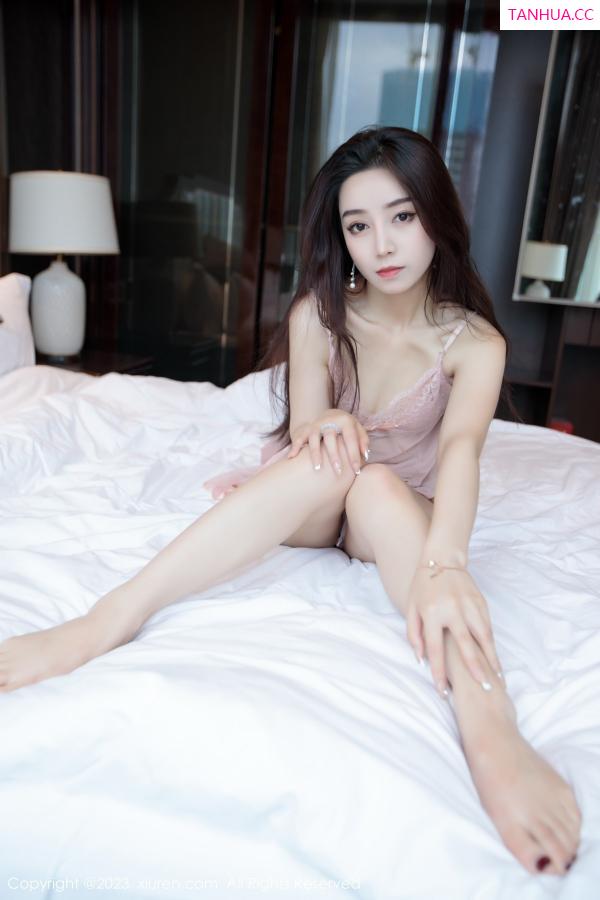   [XiuRen]高清写真图 2023.07.03 No.7011 苏曼兮 吊带裙美腿第54张图片